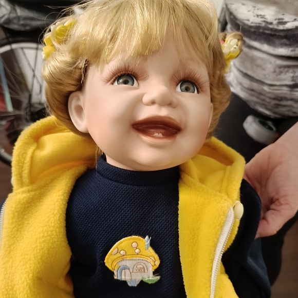 Vanessa by Vanessa Ricardi 2008 collection Dolls with Yellow Vest and Blue Jeans - Picture 2 of 9